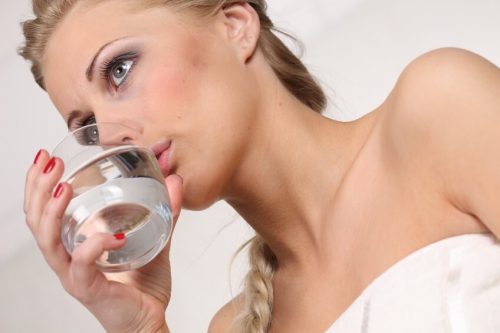 水を飲む