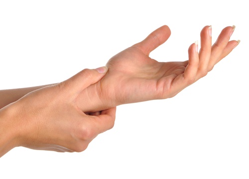 手や手首の痛みの原因は何か？