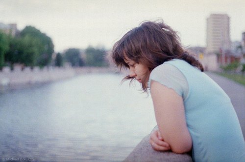 川を見つめる女性