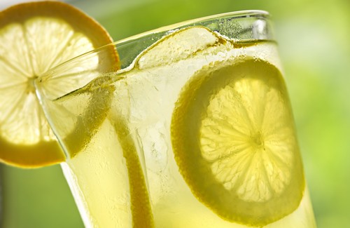 毎朝温かいレモン水を飲む/10のメリット