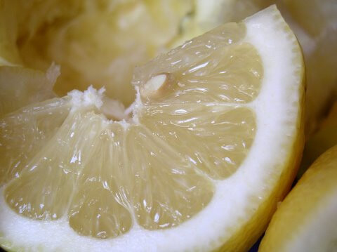 レモンで掃除をする方法