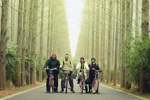 サイクリングをする家族