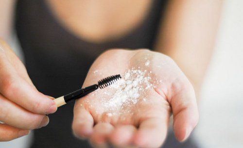 まつ毛ブラシとベビーパウダー