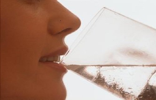 食後に冷たい水を飲むのはよくない?