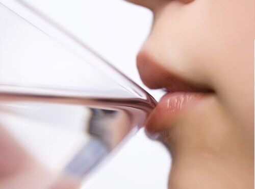 起床後に水を飲むと体に良いのは何故?
