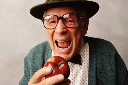リンゴをかじろうとする老人