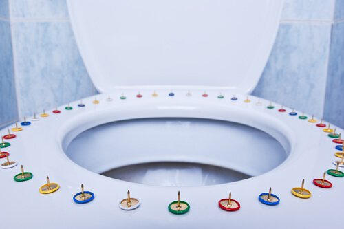 トイレに画鋲