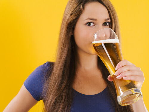ビールを飲む女性