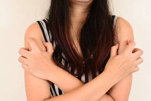 腕をつかむ女性