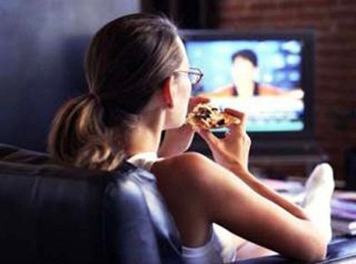 Comer-frente-al-TV