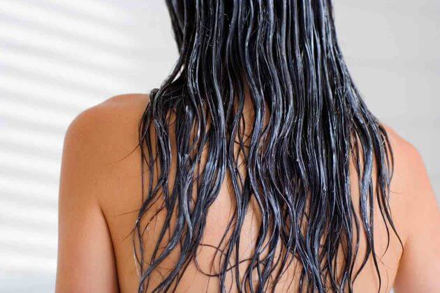 Smoothing-out-hair