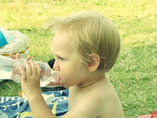 水を飲む子供