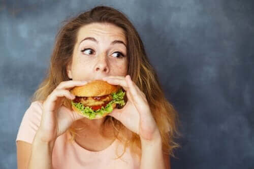 ハンバーガーを食べる女性
