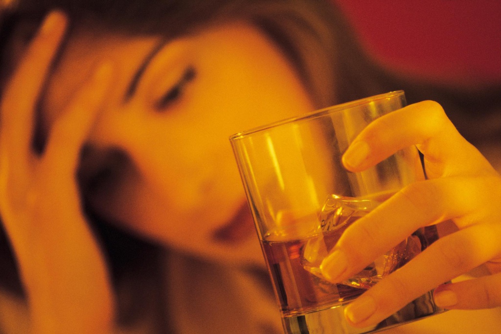 お酒を飲む女性