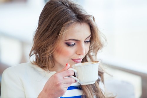 コーヒーを飲む女性