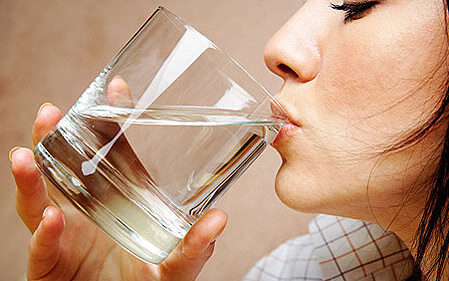水を飲む女性