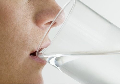 水を飲む