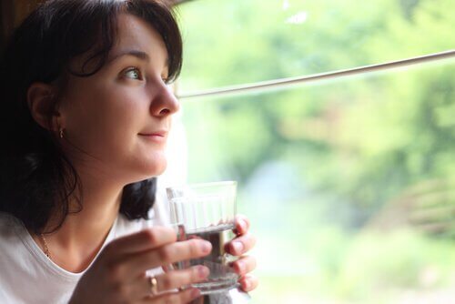水を飲む女性