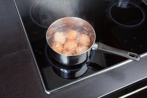 Water-for-boiling-eggs-and-lemon-juice