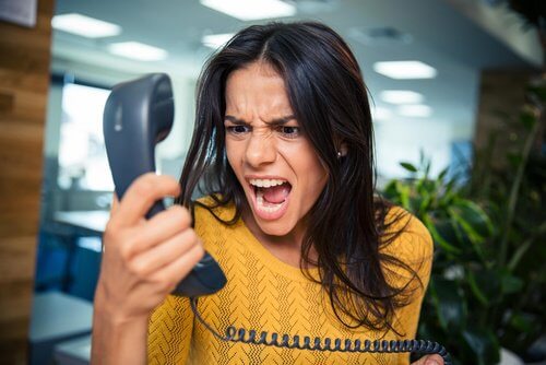Woman-yelling-at-phone