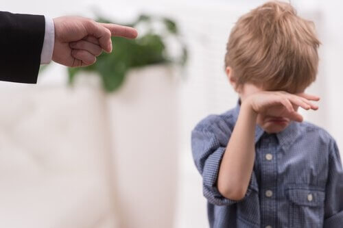 怒鳴るのは有害な子育て
