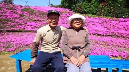 目の見えない妻へ/ 愛の証に花を植える男性 目の見えない妻へ/ 愛の証に花を植える男性