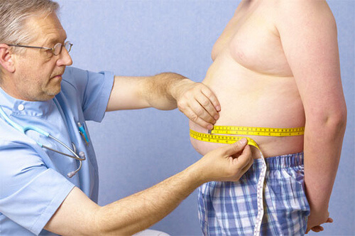 肥満体型の男性と医師