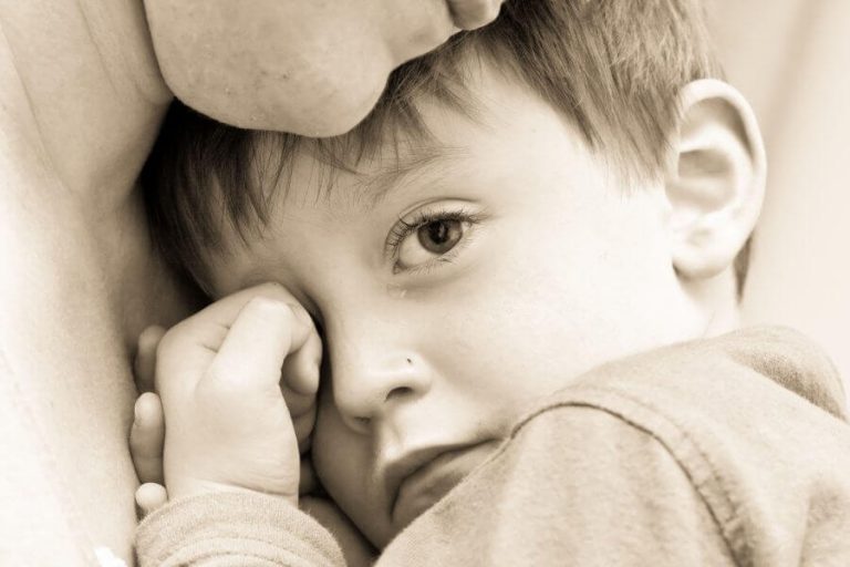 子育ての赤信号：子供にとって有害な親のふるまいとは？