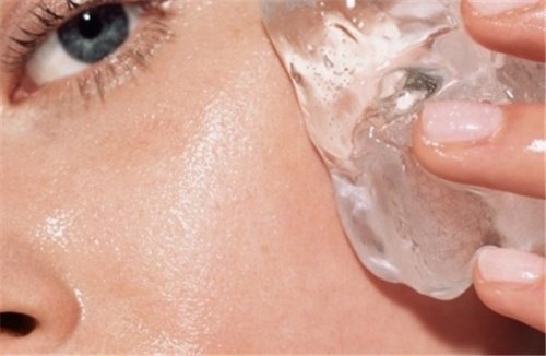 氷を使って肌の質を改善する方法