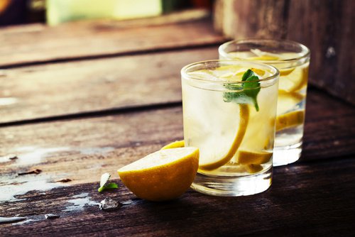 レモンの入った飲み物