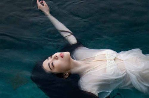 水に浮かぶ女性
