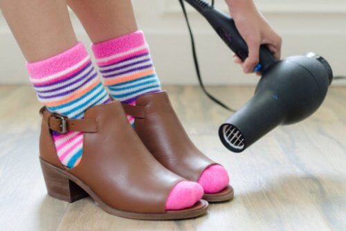 hair-dryer-on-shoes