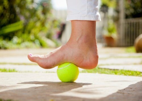 足底筋膜炎の痛みをテニスボールで緩和する方法