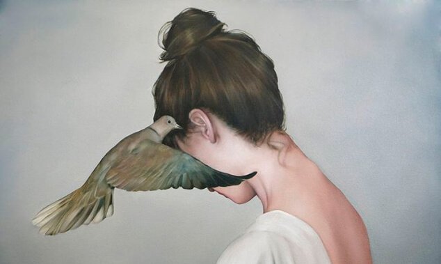 女性と鳩