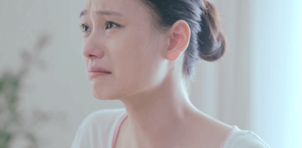 泣く女性