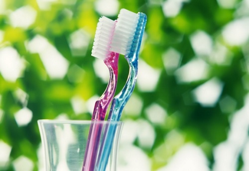 cepillas-demasiado-fuerte-tus-dientes-500x343