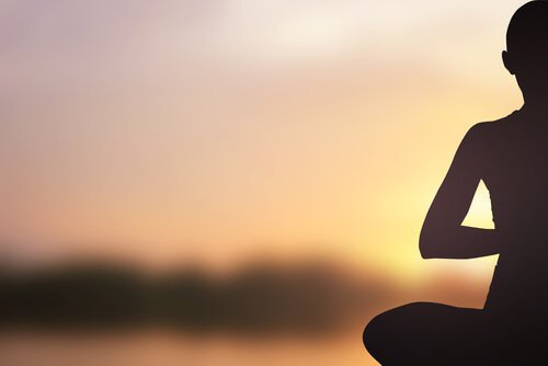 hombre-sentado-meditando-1-500x334
