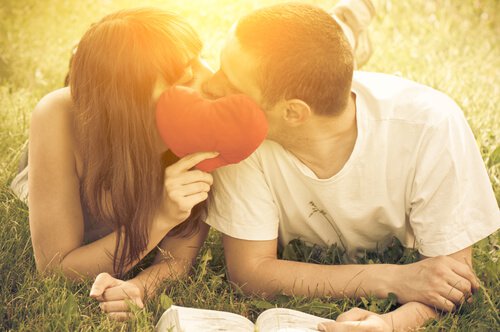 キスする男女