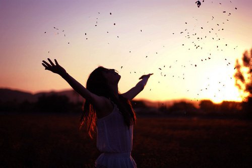 girl-nature-photo-photography-sky-favim-com-203790_large-500x334