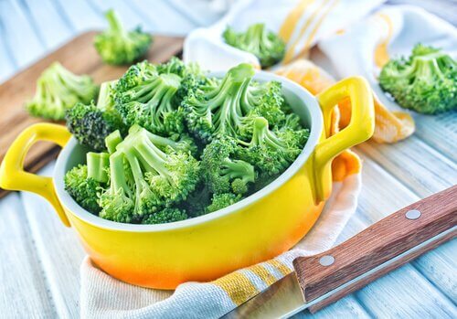 what-is-the-right-way-to-eat-broccoli-to-get-benefit-from-its-nutrients