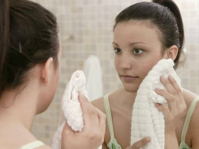 洗顔する女性