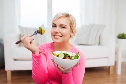野菜を食べる女性