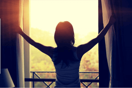 woman-opening-a-window-when-the-sun-comes-up-alopecia-areata