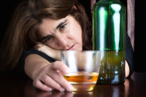 アルコールを飲む女性