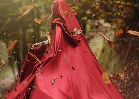赤いマントを着た女性