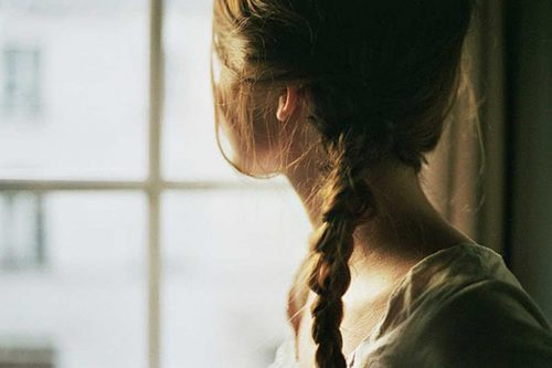 窓の外を眺める女性