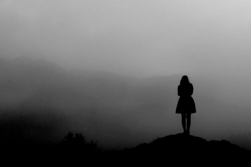 霧の中に立つ女性