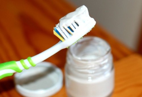 木製家具の傷には歯磨き粉も有効