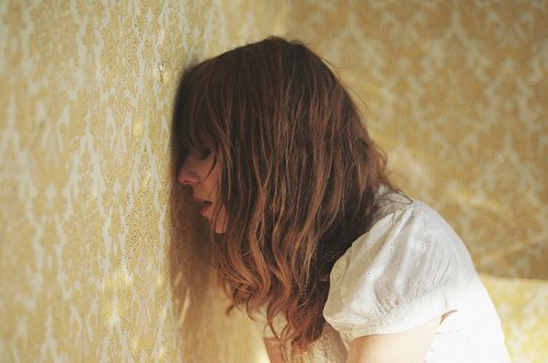 悲しむ女性