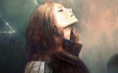 見上げる女性